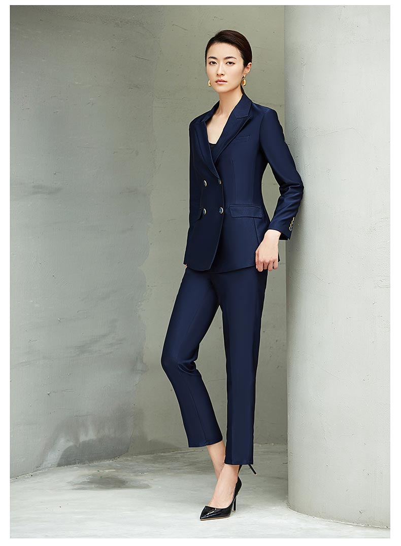 女士藍(lán)色雙排扣職業(yè)西服模特展示圖4
